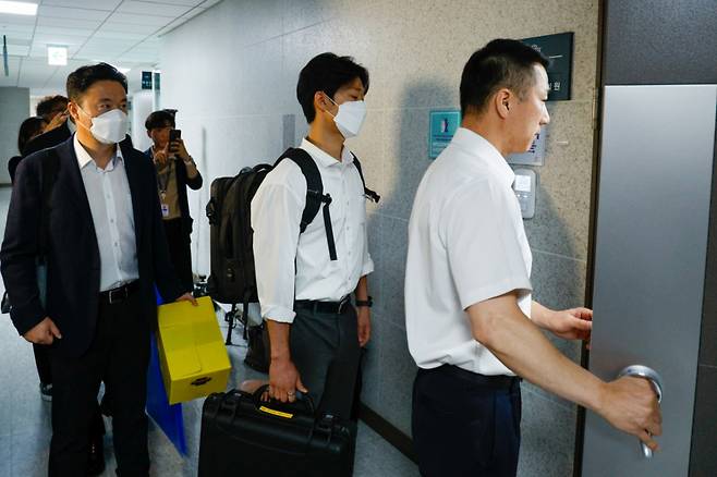 김건희 여사의 각종 의혹을 수사하는 민중기 특별검사팀이 김선교 국민의힘 의원실 압수수색에 나선 25일, 서울 여의도 국회의원회관 김 의원실에 특검 수사관들이 들어가고 있다. /사진=뉴스1