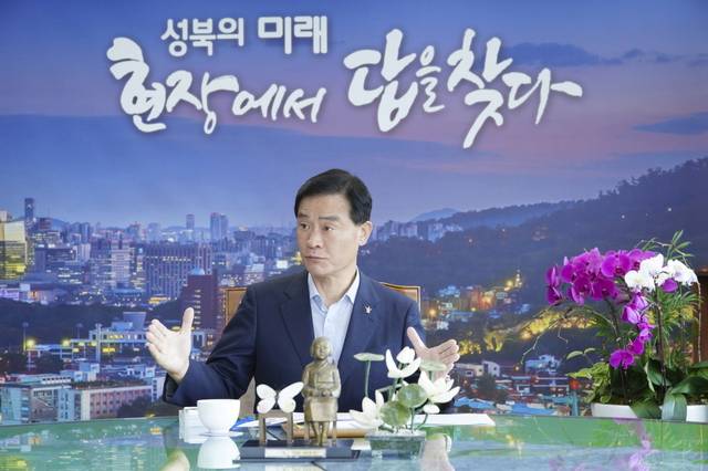 이승로 성북구청장이 인터뷰를 갖고 있다. 성북구청 제공