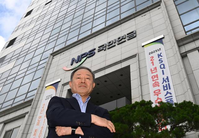 논란을 사온 상법 개정 내용이 공포된 지난 15일 서울 서대문구 국민연금 사옥 앞에서 만난 한석훈 보건복지부 국민연금기금운용위원회 투자정책전문위원장은 “기업 진흥을 위한 상법을 규제 수단으로 사용하면 결국 기업을 운영할 수 없게 만들 것”이라며 강한 우려를 나타냈다.  박윤슬 기자