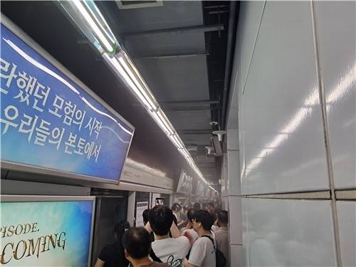 25일 서울역을 지나던 전동차에서 연기가 난다는 신고가 접수돼 승객들이 하차하는 사고가 발생했다. 독자 제공 연합뉴스
