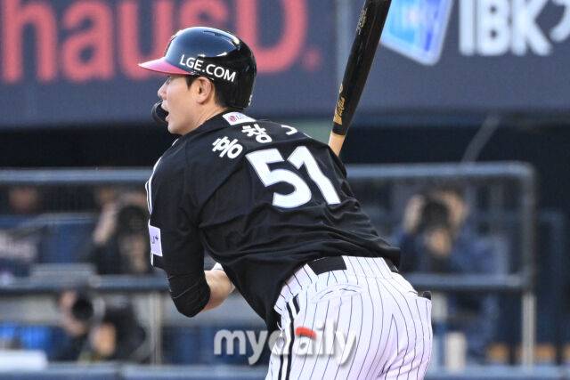 7일 서울 잠실야구장에서 열린 '2025 신한 SOL BANK KBO리그' LG 트윈스와 두산 베어스 경기.LG 홍창기가 3회초 무사 1루에 땅볼을 쳤다./마이데일리