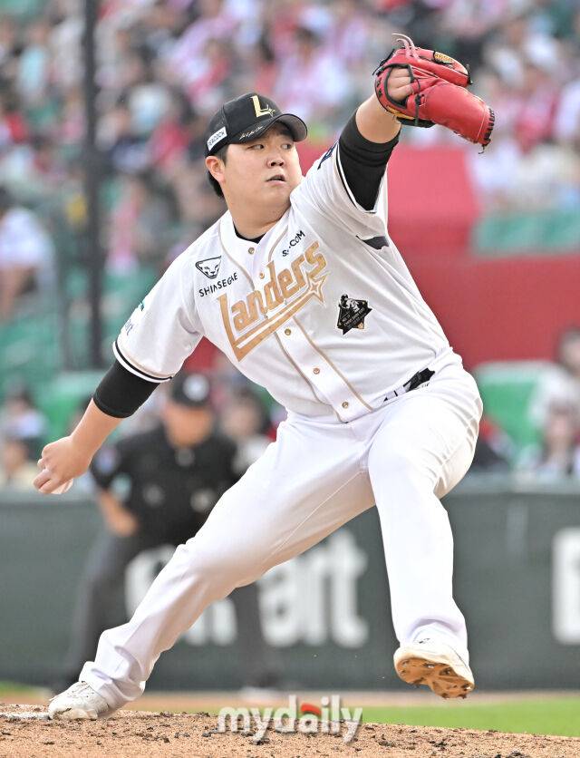 14일 오후 인천 문학동 SSG랜더스필드에서 진행된 '2025 프로야구 KBO리그' SSG랜더스와 롯데자이언츠의 경기. SSG 이로운이 역투하고 있다./마이데일리