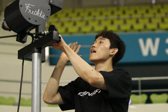 서브머신에 직접 공을 넣어주는 우리카드 김동영/우리카드