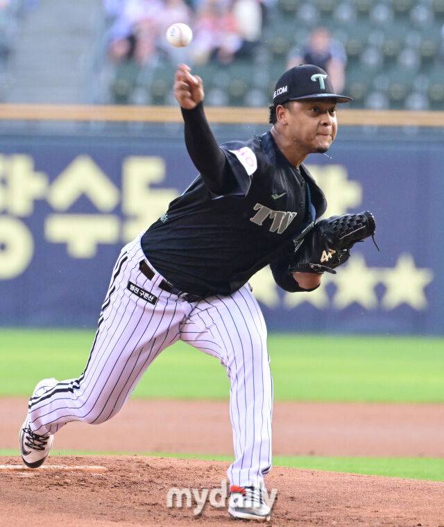 2025년 6월 17일 오후 서울 잠실구장에서 진행된 '2025 신한 SOL뱅크 KBO 리그' NC 다이노스와 LG 트윈스의 경기. LG 선발투수 에르난데스가 역투하고 있다./마이데일리