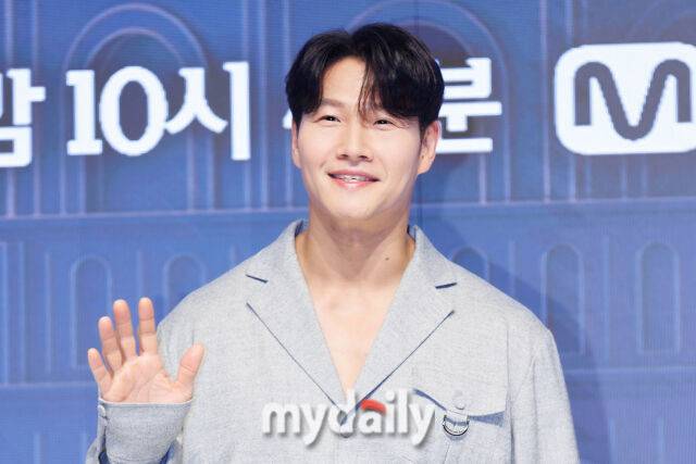 김종국이 축가를 불러주고 받은 선물들을 공개했다. / 마이데일리 DB