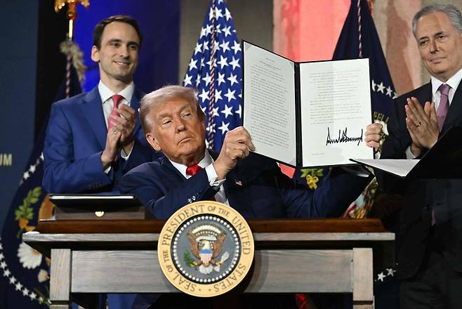 도널드 트럼프 미국 대통령이 23일(현지시간) 워싱턴 DC에서 열린 ‘AI 경쟁 승리 서밋’ 행사에서 행정명령에 서명하고 있다. [AFP]