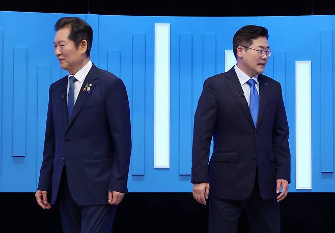 정청래(왼쪽)·박찬대 더불어민주당 당대표 후보가 16일 서울 양천구 목동 SBS에서 TV토론회에 앞서 기념촬영을 한 뒤 자리로 돌아가고 있다. [연합]