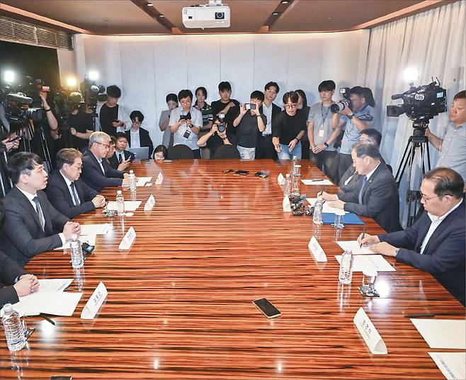 한성존(왼쪽 첫 번째) 대한전공의협의회 비상대책위원장이 25일 오전 서울 중구 더 플라자 호텔에서 열린 수련협의체 제1차 회의에서 인사말을 하고 있다.  임세준 기자