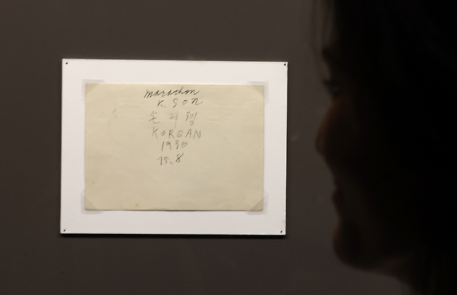 광복 80주년을 맞아 25일 개막한 특별전 ‘두 발로 세계를 제패하다’에서 1936년 8월 15일 손기정 서명 엽서 실물이 최초 공개됐다. [연합]