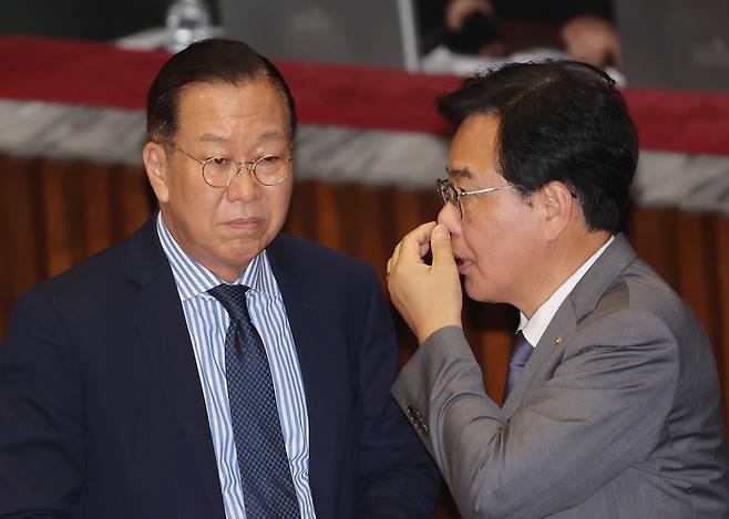 송언석 국민의힘 비상대책위원장 겸 원내대표(오른쪽)가 지난 10일 국회 본회의장에서 권영세 의원과 대화하고 있다. [연합]