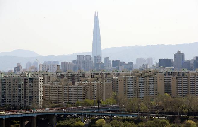 서울 용산에서 바라본 압구정동 현대아파트 단지 일대와 한강변의 모습. [연합]
