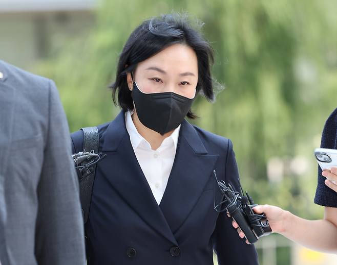 김건희 여사의 ‘문고리 3인방’으로 알려진 유경옥 전 행정관이 25일 서울 종로구 KT광화문빌딩에 마련된 김건희 여사 관련 의혹을 수사 중인 민중기 특별검사팀 사무실에 출석하고 있다. [연합]