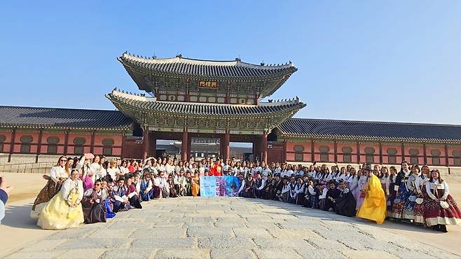 “회사일 열심히 했더니 한국여행가서 한복도 입어보네요” 외국기업 인센티브 단체.
