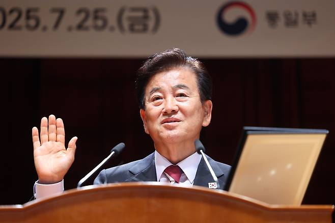정동영 신임 통일부 장관이 25일 정부서울청사에서 열린 취임식에서 취임선서를 하고 있다.  [연합]