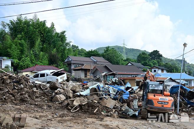 [산청=뉴시스] 차용현 기자 = 최근 내린 기록적인 폭우로 산사태가 발생해 1명이 실종된 경남 산청군 율현마을에서 경찰과 소방당국이 포크레인 등을 동원해 복구작업과 실종자 수색을 진행하고 있다. 2025.07.23.con@newsis.com