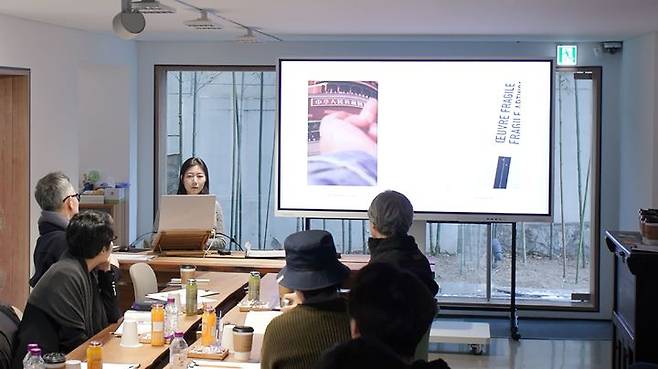 〈24/25 MH Talent Portfolio〉 프레젠테이션 중인 지원김 작가 ⓒ 뮤지엄한미 *재판매 및 DB 금지