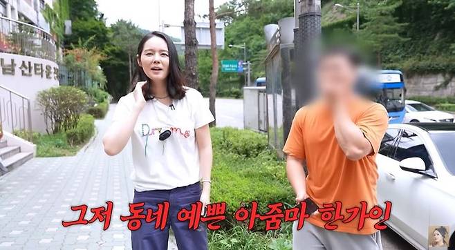 [서울=뉴시스] 24일 유튜브 채널 '자유부인 한가인'에는 'XXX만원짜리 물건을 몰래 다른 사람인 척 속이고 무료로 나눠준다면?'이라는 제목의 영상이 공개됐다. (사진=유튜브 채널 '자유부인 한가인' 화면 캡처) 2025.07.25. photo@newsis.com *재판매 및 DB 금지