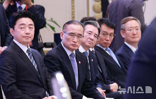 [서울=뉴시스] 고범준 기자 = 3일 청와대 영빈관에서 열린 이재명 대통령의 '대통령의 30일, 언론이 묻고 국민에게 답하다' 기자회견에서 대통령실 참모진이 이 대통령의 발언을 듣고 있다. 왼쪽부터 강훈식 비서실장, 위성락 국가안보실장, 김용범 정책실장. 2025.07.03. bjko@newsis.com
