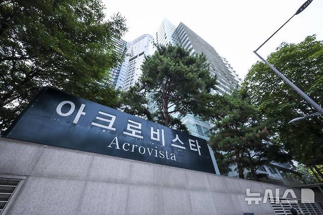 [서울=뉴시스] 조성우 기자 = 김건희 여사의 각종 의혹을 수사 중인 특별검사팀이 윤석열 전 대통령 부부 사저에 대한 압수수색에 돌입했다. 김건희 특검팀(특별검사 민중기)은 25일 오전 서울 서초구 아크로비스타에 있는 윤 전 대통령 부부 사저에 검사와 수사관 등을 다수 보내 압수수색 영장을 집행 중이다. 사진은 25일 서울 서초구 아크로비스타. 2025.07.25. xconfind@newsis.com