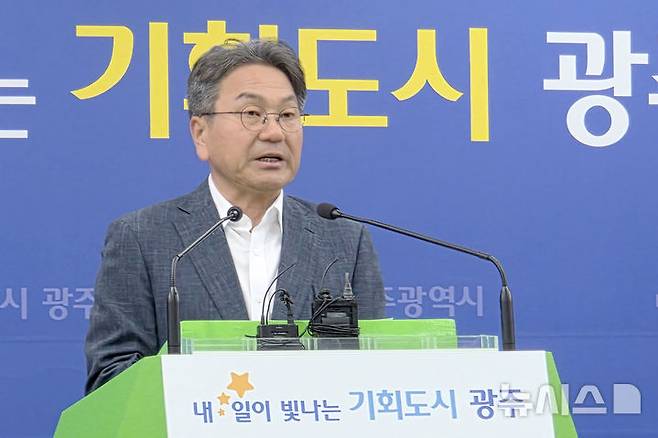 [광주=뉴시스] 류형근 기자 = 23일 오후 광주 서구 광주시청 브리핑룸에서 강기정 광주시장이 '민생회복 소비쿠폰 선불카드'를 색깔별로 구분해 지급한 것에 대해 사과 기자회견을 하고 있다. 2025.07.23. hgryu77@newsis.com