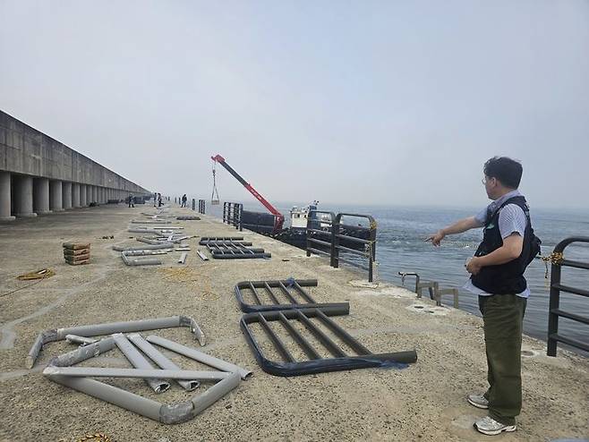[부산=뉴시스] 부산 오륙도 방파제의 노후 안전난간에 대한 교체 작업 공사가 진행되고 있다. (사진=부산지방해양수산청 제공) 2025.07.25. photo@newsis.com *재판매 및 DB 금지