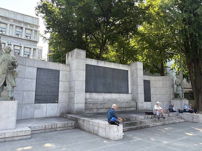 [서울=뉴시스] 한이재 기자=25일 오전 10시께 탑골공원 안에서 어르신들이 더위를 식히고 있다. nowone@newsis.com *재판매 및 DB 금지