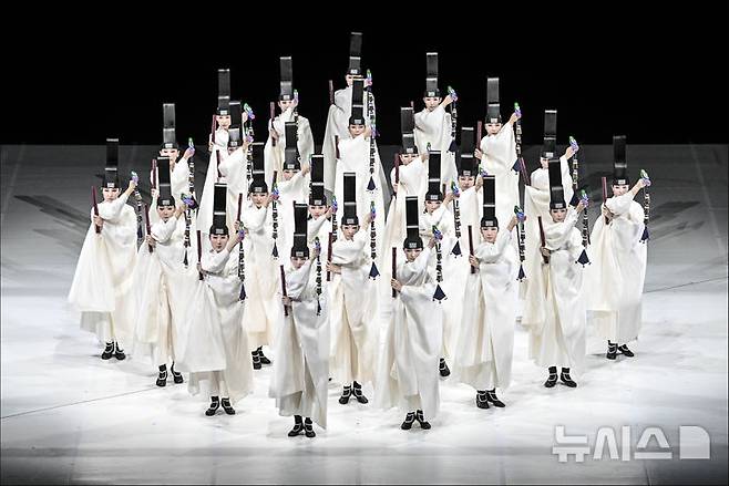 [서울=뉴시스]서울시무용단의 '일무' 중 1막 일무연구 (사진=세종문화회관 제공)