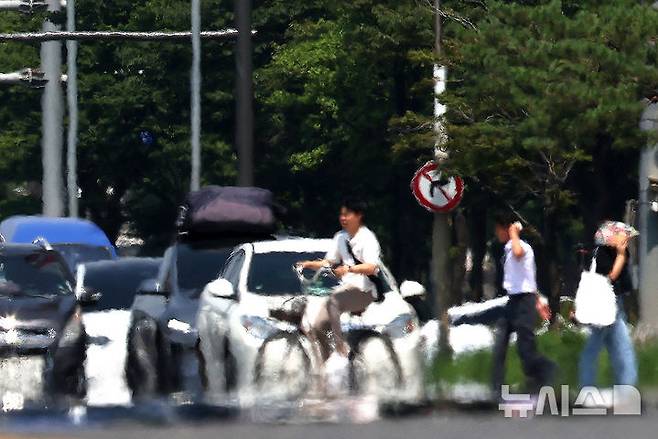 [서울=뉴시스] 조성우 기자 = 전국 대부분 지역에 폭염경보가 내려진 25일 오후 서울 영등포구 여의대로 위로 지열로 인한 아지랑이가 피어오르고 있다. 2025.07.25. xconfind@newsis.com