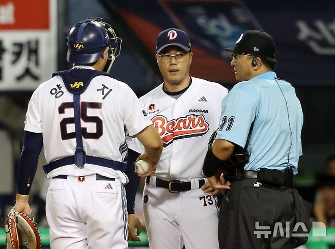 [서울=뉴시스] 배훈식 기자 = 24일 오후 서울 송파구 잠실야구장에서 열린 2025 신한 쏠뱅크 KBO리그 두산 베어스와 한화 이글스의 경기, 10회초 두산 조성환 감독대행이 주심의 피치클락 위반 선언에 대해 어필하고 있다. 2025.07.24. dahora83@newsis.com