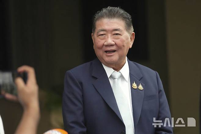 [방콕(태국)=AP/뉴시스]품탐 우ㅞ차야차이 태국 총리 대행이 지난 3일 방콕의 정부청사에 도착하고 있다. 그는 적어도 16명이 사망하고 수만명이 피난민이 된 태국과 캄보디아 간 국경 분쟁이 "전쟁으로 나아갈 수 있다"고 경고했다고 BBC가 25일 보도했다. 2025.07.25.