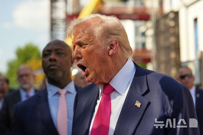 [워싱턴=AP/뉴시스]도널드 트럼프 미국 대통령이 24일(현지 시간) 미국 워싱턴DC 연방준비제도(Fed·연준)를 찾아 발언하고 있다. 2025.07.25.