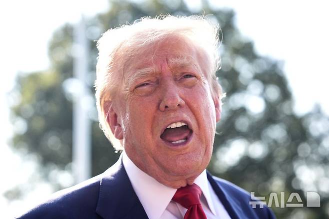 [AP/뉴시스] 도널드 트럼프 미 대통령이 25일 스코플랜드로 떠나는 길에 백악관 잔디밭에서 기자들의 질문에 큰소리로 답하고 있다