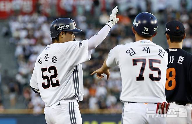 [서울=뉴시스] 조성우 기자 = 23일 서울 송파구 잠실야구장에서 열린 2025 KBO리그 한화 이글스와 두산 베어스의 경기, 두산 4회말 공격 1사 후 박준순이 3루타를 때린 뒤 더그아웃을 향해 손을 들고 있다. 2025.07.23. xconfind@newsis.com
