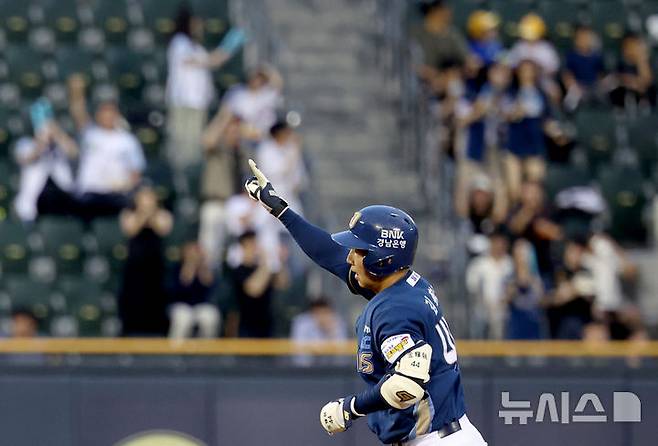 [서울=뉴시스] 김진아 기자 = 19일 오후 서울 송파구 잠실야구장에서 열린 2025 KBO리그 NC 다이노스와 LG 트윈스의 경기, 5회초 2사 NC 김휘집이 솔로 홈런을 친 뒤 기뻐하고 있다. 2025.06.19. bluesoda@newsis.com