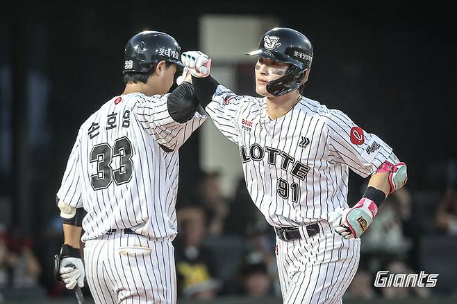 [서울=뉴시스] 프로야구 롯데 자이언츠 윤동희가 25일 부산 사직구장에서 열린 2025 신한 쏠뱅크 KBO리그 KIA 타이거즈와의 경기에서 홈런을 친 뒤 기뻐하고 있다. (사진=롯데 자이언츠 제공) 2025.07.25. *재판매 및 DB 금지