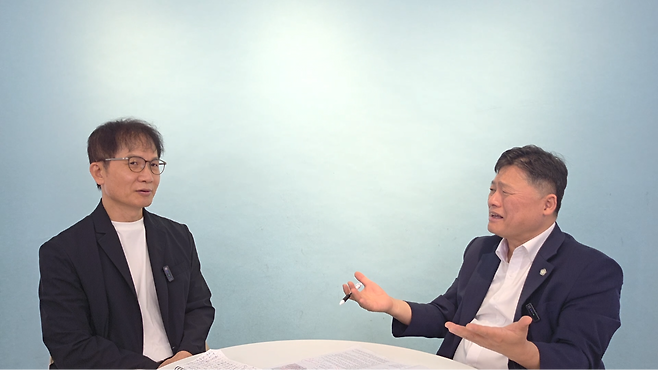 뉴스타파와 인터뷰 중인 박정훈 대령 변호인 김정민 변호사(오른쪽)와 조성식 뉴스타파 전문위원.