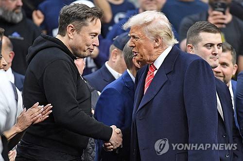 트럼프 대통령과 일론 머스크 도널드 트럼프 미국 대통령과 일론 머스크 테슬라 최고경영자(CEO)가 지난 3월 22일 악수하는 모습.