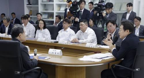 이재명 대통령이 오늘(25일) 경기 시흥시 SPC 삼립 시흥 공장에서 열린 산업재해 근절 현장 노사간담회에서 허영인 SPC그룹 회장(왼쪽)과 논의하고 있는 모습. [대통령실통신사진기자단]