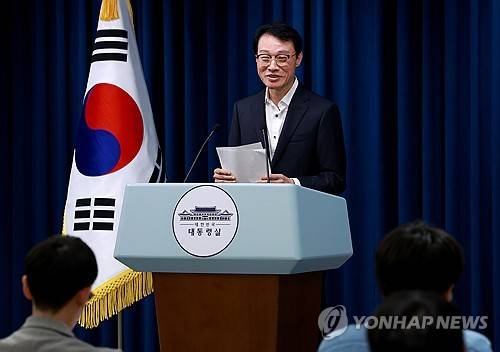 브리핑 마친 이규연 홍보소통수석 [연합뉴스 자료사진]