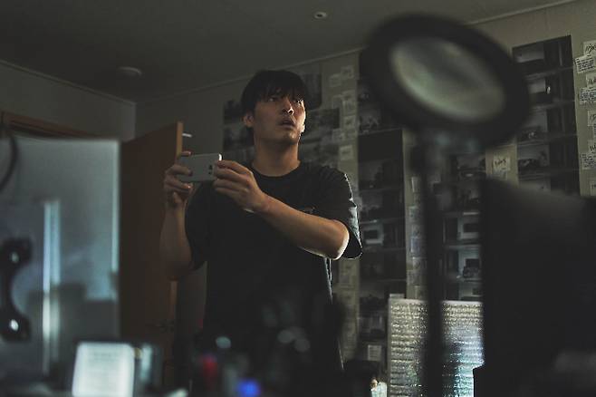 김태준 감독은 영화 '84제곱미터' 영문 제목을 'Wall to Wall'로 지은 부분에 대해 "84제곱미터라는 개념은 우리나라에만 있어서 해외에선 공간의 크기로만 받아들여질 거 같았다"며 "영화의 주제를 제일 직관적으로 전달할 수 있는 제목이어서 골랐다"고 전했다. 넷플릭스 제공