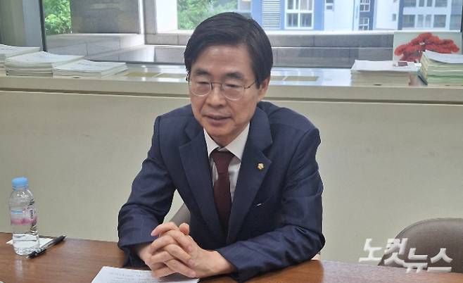 25일 부산에서 국민의힘 당대표 출마 출정식을 앞두고, 부산 정치부 기자들과 간담회를 하고 있는 조경태 의원. 강민정 기자
