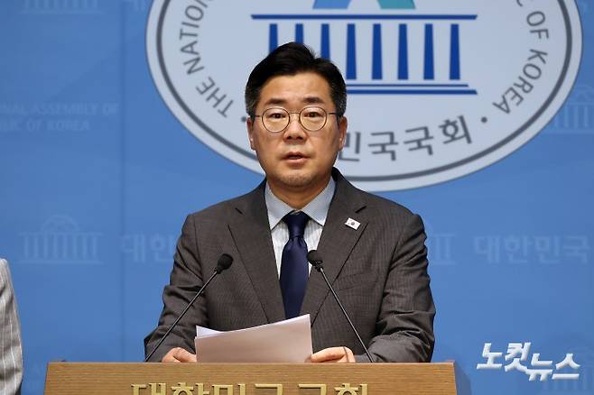 더불어민주당 박찬대 당대표 후보가 25일 서울 여의도 국회 소통관에서 윤석열 전 대통령 체포영장 집행 저지에 나섰던 국민의힘 의원 45명에 대한 제명 촉구 결의안 발의 기자회견을 하고 있다. 윤창원 기자