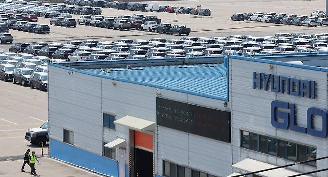 경기도 평택항 부근에 수출용 차들이 세워져 있는 모습. 연합뉴스