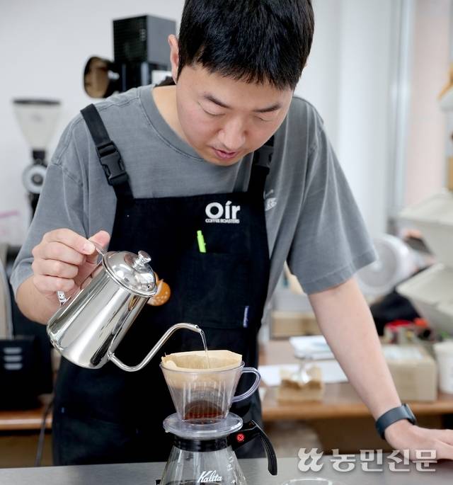 (1) 기형주 ‘오이르’ 대표가 핸드드립 방식으로 커피를 내리고 있다.