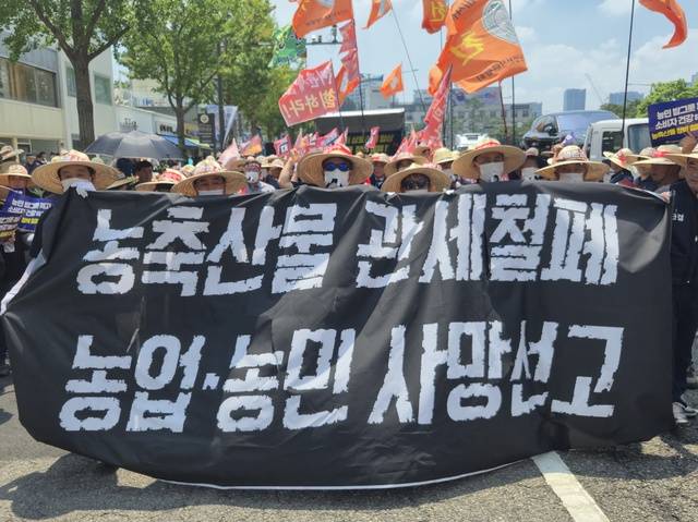 한국후계농업경영인 경북도연합회가 25일 서울 용산구 대통령실 인근에서 개최한 ‘한미 상호관세 협상 농축산물 장벽 철폐 반대 경북농민대회’에 참여한 농민들이 농축산물 관세 철폐 반대를 요구하며 행진하고 있다.