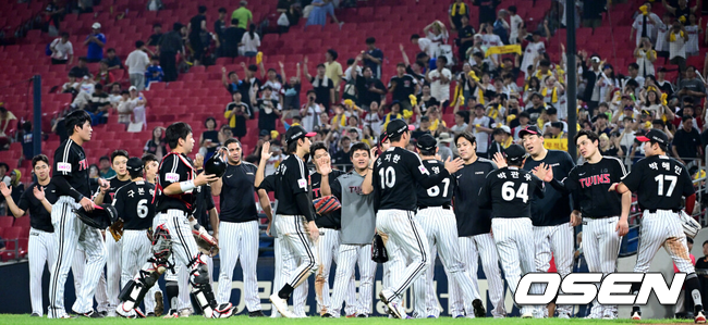 [OSEN=광주, 최규한 기자] LG 트윈스가 타선 폭발을 일으키며 광주 3연전을 모두 이겼다. LG는 24일 광주-기아 챔피언스필드에서 열린 2025 프로야구 신한은행 SOL bank KBO리그 경기에서 KIA 타이거즈를 8-0으로 대파했다. 선발 손주영의 눈부신 무실점 호투와 7회 김현수의 3점홈런 등 대거 8점을 뽑아내는 타선의 응집력을 과시하며 완파했다. 시리즈를 모두 쓸어담고 4연승을 질주했다. 경기를 마치고 승리한 LG 선수들이 하이파이브를 나누고 있다. 2025.07.24 / dreamer@osen.co.kr