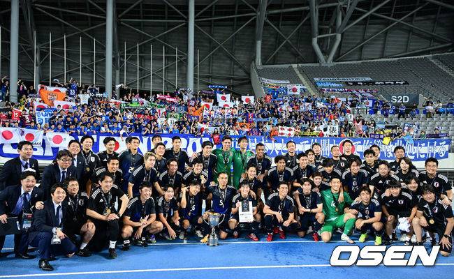 [OSEN=용인, 지형준 기자] 대굴욕이다. 한국축구가 일본에 사상 첫 3연패를 당했다.&nbsp;홍명보 감독이 이끄는 남자축구대표팀은 15일 오후 7시 24분 용인 미르스타디움에서 개최되는 2025 동아시아축구연맹(EAFF) E-1 챔피언십(동아시안컵) 3차전에서 숙적 일본에게 0-1로 패해 우승컵 탈환에 실패했다.&nbsp;대회 3승의 일본이 통산 세 번째 우승을 달성했다. 일본은 안방의 한국을 누르고 대회 2연패까지 가져갔다. 한국은 여전히 5회 우승으로 최다우승이지만 2개 대회 연속 일본에 밀렸다.&nbsp;일본 선수단이 원정 응원단과 우승을 기뻐하고 있다. 2025.07.15 / jpnews@osen.co.kr