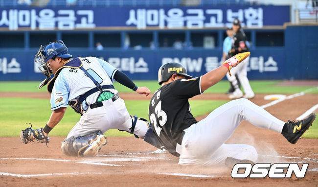 [OSEN=창원, 이석우 기자] 24일 창원NC파크에서 2025 신한 SOL 뱅크 KBO 리그 NC 다이노스와 KT 위즈의 경기가 열렸다. 홈팀 NC는 목지훈이, 방문팀 KT는 배제성이 선발 출전했다. KT 위즈 안현민이 1회초 1사 1,2루 장성우의 중견수 앞 안타에 득점을 올리고 있다. 2025.07.24 / foto0307@osen.co.kr