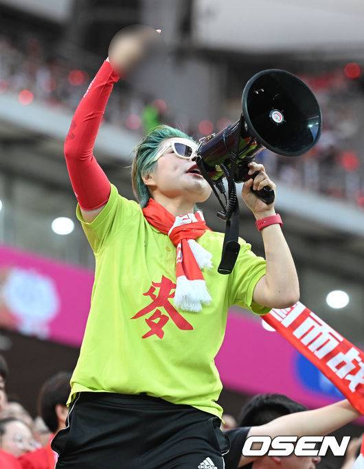 [OSEN=서울월드컵경기장, 이대선 기자] 중국이 예고했던 놀랄 일은 없었다. 한국이 무난하게 중국을 잡아내며 '공한증'&nbsp;역사를 이어갔다.김도훈 임시 감독이 이끄는 대한민국 축구대표팀은 11일 오후 8시 서울월드컵경기장에서 열린 2026 국제축구연맹(FIFA) 북중미 월드컵 아시아 2차 예선 C조 6차전에서 중국을 1-0으로 꺾었다.경기에 앞서 중국 응원단이 손흥민이 소개되자 손가락 욕을 하고 있다. 2024.06.11 /sunday@osen.co.kr