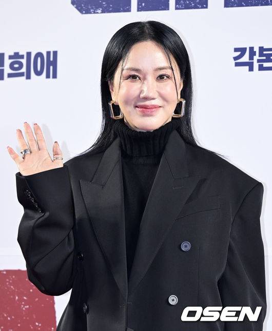 [OSEN=조은정 기자]영화 '데드맨(감독 하준원)’ VIP 시사회 포토월 행사가 6일 오후 서울 메가박스 코엑스에서 열렸다.가수 겸 배우 엄정화가 포즈를 취하고 있다.  2024.02.06 /cej@osen.co.kr